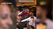 Taksi bulamayan Mahsun Kırmızıgül'den dolmuşta yolculara mini konser: Dinle