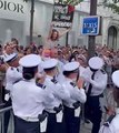 14 juillet: La forte émotion des policiers sur les Champs-Elysées ce matin en voyant la pancarte d'une petite-fille sur laquelle était inscrit: 