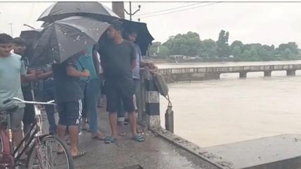 सुपौल: कोशी बराज पर उफनते पानी में गिरी ट्रक.........