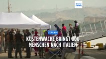 Italiens Küstenwache bringt 800 Flüchtlinge an Land