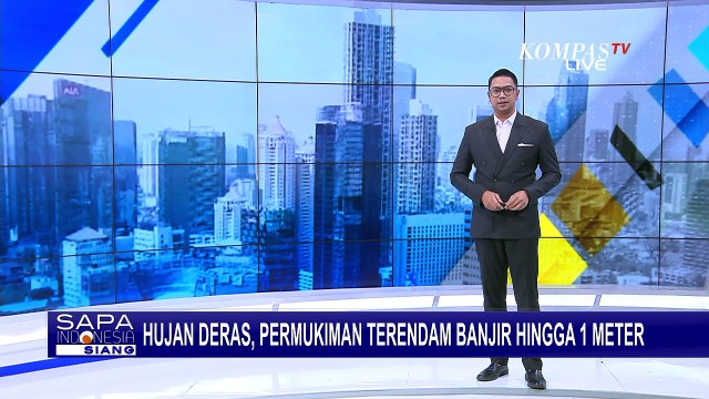 Petugas Evakuasi Korban Banjir Padang dengan Perahu Karet
