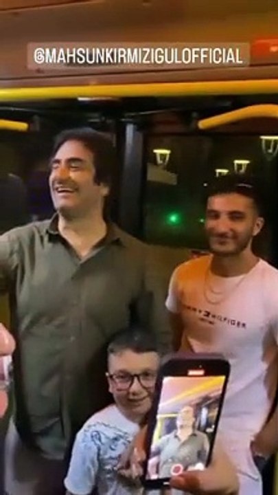 Taksi bulamadığı için minibüse binen Mahsun Kırmızıgül yolculara konser verdi