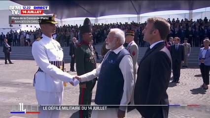 Emmanuel Macron salue les troupes indiennes avec le Premier ministre indien Narendra Modi