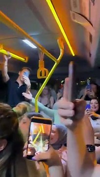 Mahsun Kırmızıgül minibüse binip şarkı söyledi