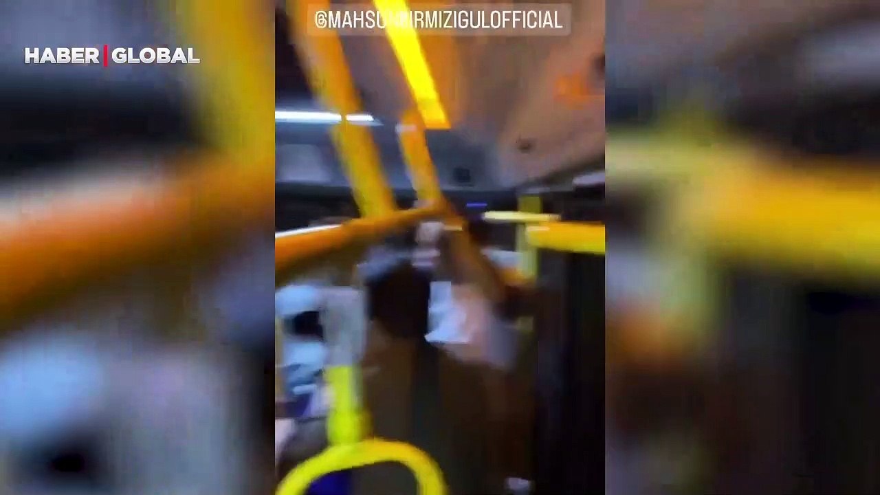 Araçsız kalan Mahsun Kırmızıgül'den dolmuşta yolculara mini konser: Dinle
