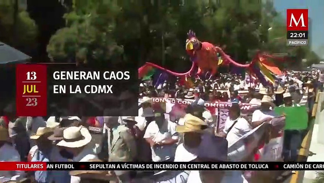 Criadores de aves protestan en el Zócalo de CdMx por iniciativa que prohíbe combate de gallos
