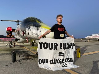 Activistas de Futuro Vegetal se cuelan en el aeropuerto de Ibiza y rocían con pintura un jet privado
