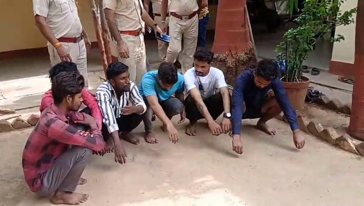 बैंक के ताला तोड़कर चोरी करने के आरोप में आधा दर्जन युवक को गिरफ्तार