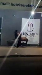 Criança cobre morador de rua com coberta para protegê-lo do frio no MS