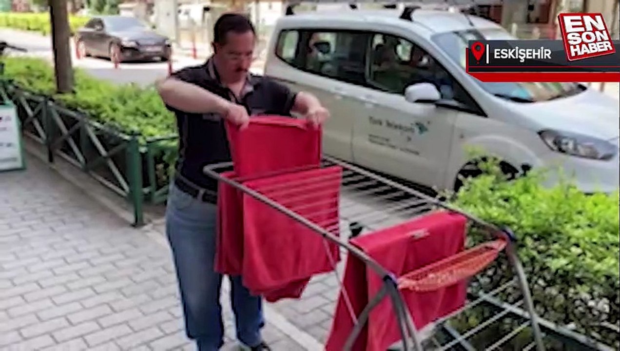 Eskişehir'de down sendromlu berber çırağı müşterilerin sevgilisi oldu