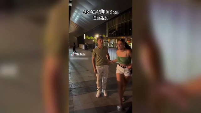 Madrid'de genç kızlarla fotoğraf çektiren Arda Güler'in tavırları olay oldu! Herkes aynı yorumu yapıyor