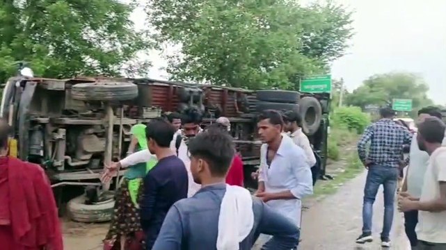 मेहंदीपुर बालाजी जा रहे थे दर्शन करने, ट्रक की टक्कर से दो श्रद्धालु घायल