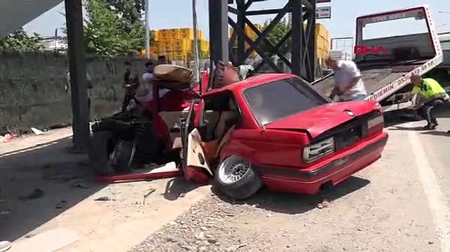 Otomobil üst geçit ayağına çarptı! 2 kardeş ağır yaralı