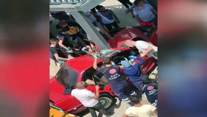 Bursa'da otomobil üst geçit ayağına çarptı: 2 kişi ağır yaralandı