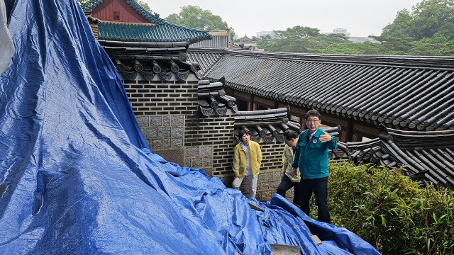 장맛비로 문화유산 피해 잇따라...창덕궁 담장도 무너져 / YTN