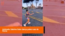 Sabrina Sato dança pelas rua de Roma