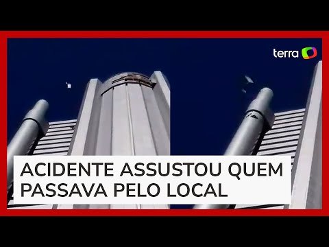 Ciclone: ventania derruba placas metálicas de prédio em São Paulo
