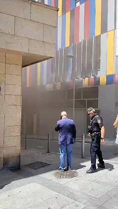 Incendio en el Edificio de Colores obliga a los bomberos a desalojar el inmueble