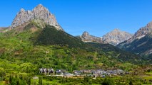 Los mejores pueblos pirenaicos para combatir el calor: festivales que no conoces, casitas medievales y balnearios