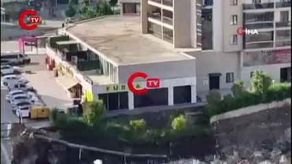 Bursa’da 16 katlı binanın bahçe duvarı böyle çöktü