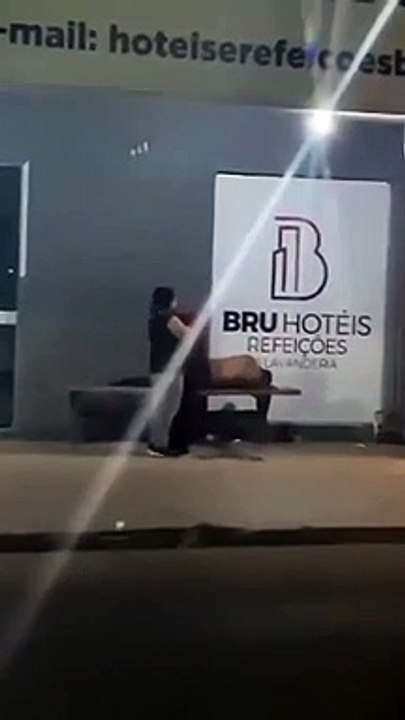 Menino de 11 anos emociona ao cobrir morador de rua com coberta que estava no carro.