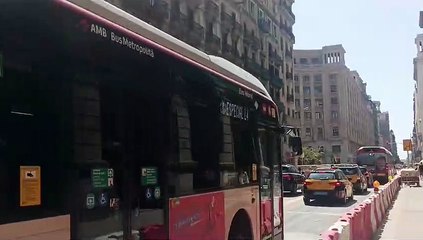 Un bus lanzadera en la vía Laietana