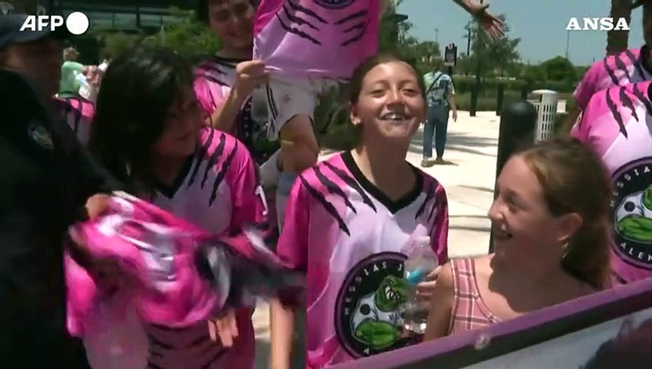 Calcio, fan di Messi cantano davanti allo stadio dell'Inter Miami