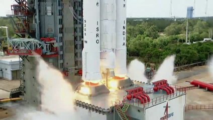 Índia lança foguete para tentar pousar veículo de exploração na Lua