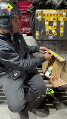 Clientes se recusam a retirar pedido na portaria e motoboy come os lanches