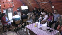 HATAY - Futbolseverler, takımlarının hazırlık maçını çadır kentteki televizyondan izledi