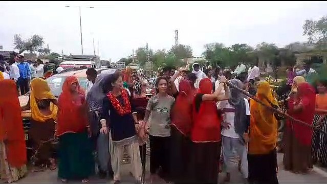 पानी-सडक़ की मांग: लोगों ने हाईव पर लगाया जाम
