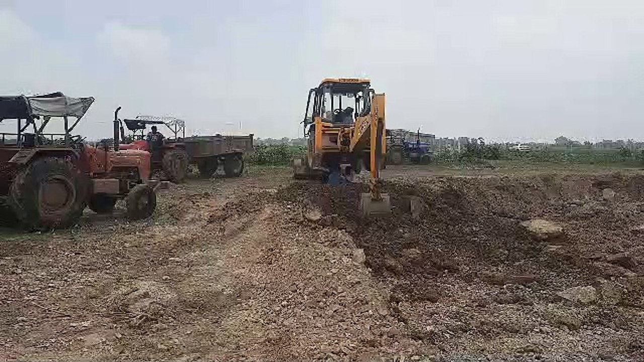 सड़क निर्माण का ठेका , ठेकेदार को फायदा पहुंचान...