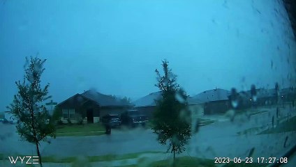 Boom alors que la foudre frappe le quartier