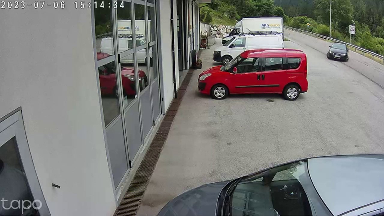 Il video dell'Audi nera di Angelika Hutter che fa inversione di marcia