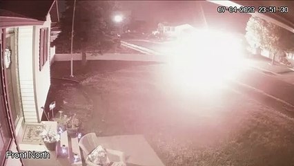 Feu d'artifice allumé à l'intérieur de la boîte aux lettres