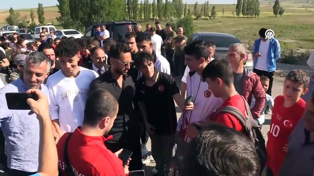 Milli futbolcu Hakan Çalhanoğlu, memleketi Bayburt'ta coşkuyla karşılandı