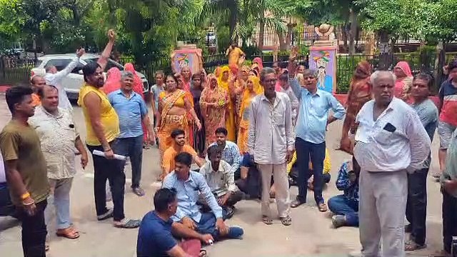 नाला सफाई नहीं होने से जरा सी बरसात में भार्गव मोहल्ले के घरों में घुसा पानी