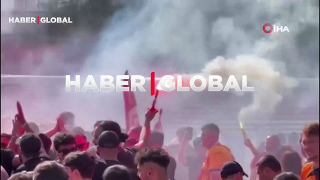 Coşku dolu anlar kamerada... Galatasaraylı taraftarlar Viyana sokaklarını sarı-kırmızıya boyadı!