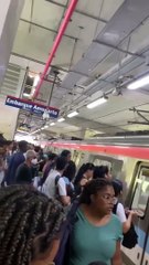 Estação do metrô fica lotada após falha no sistema