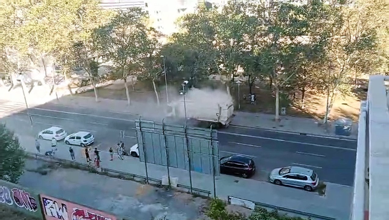 Arden unos contenedores dentro de un camión de la basura