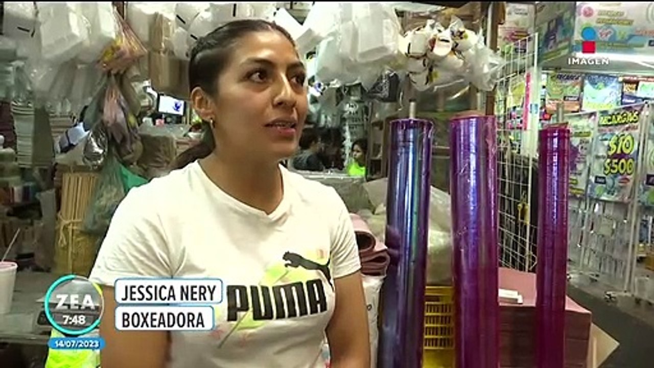 Doble campeona de boxeo sustenta sus gastos trabajando en un mercado