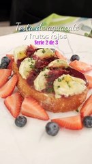 ¡Deliciosa y perfecta para desayunar! Receta de tosta de aguacate y frutos rojos