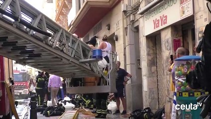 El incendio del "Edificio de Colores" controlado y casi extinguido tras horas de arduo trabajo