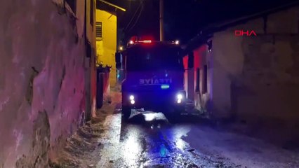 Elazığ'da ağır hasarlı binada çıkan yangın söndürüldü