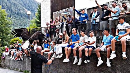 La Lazio torna in hotel, gremito di tifosi: a sorpresa esce Olimpia e si alza un canto da brividi (VIDEO)