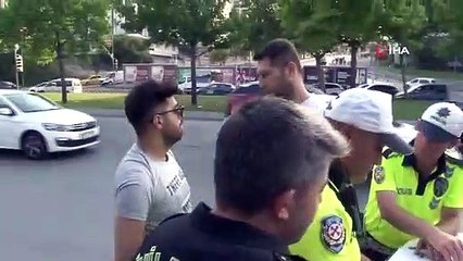 À Bakırköy, des équipes de police en civil sont montées dans les minibus comme des passagers et ont procédé à des inspections.