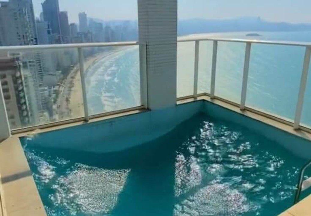 Arranha-céu balança durante tempestade em Balneário Camboriú