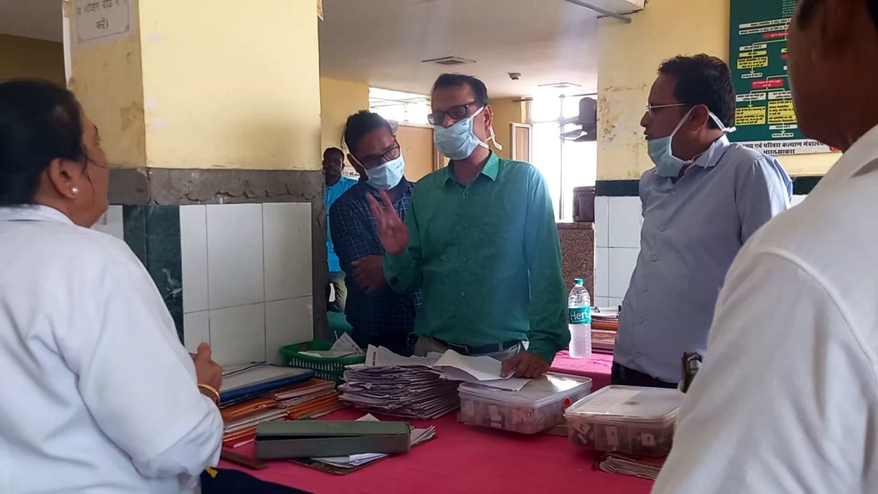 ये हैं एमजी अस्पताल के हाल !  दस्ताने तक नहीं पहन सकीं नर्सिंग ऑफिसर, बोलीं ये खराब हैं