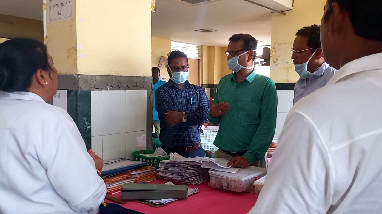 ये हैं एमजी अस्पताल के हाल !  दस्ताने तक नहीं पहन सकीं नर्सिंग ऑफिसर, बोलीं ये खराब हैं