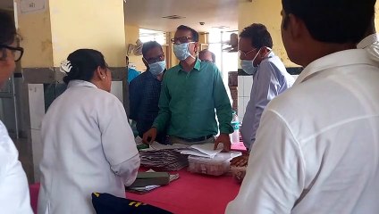 ये हैं एमजी अस्पताल के हाल !  दस्ताने तक नहीं पहन सकीं नर्सिंग ऑफिसर, बोलीं ये खराब हैं